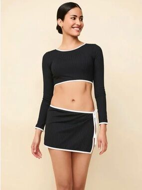 Solid & Striped The Swim Skirt. Black with white piping